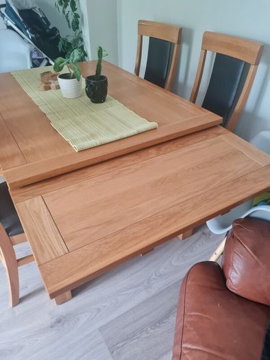 kitchen wooden table extendable in VGC with leather chairs
