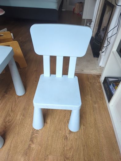 kids table and chairs