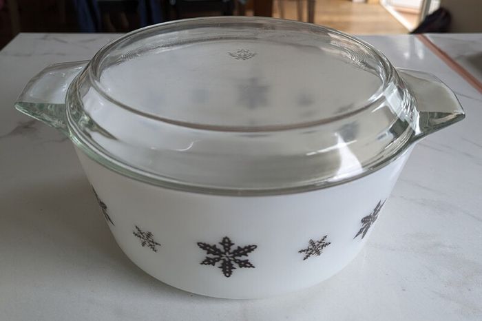 Vintage Retro Pyrex Round Snowflake Pattern Casserole Dish For Sale in ...