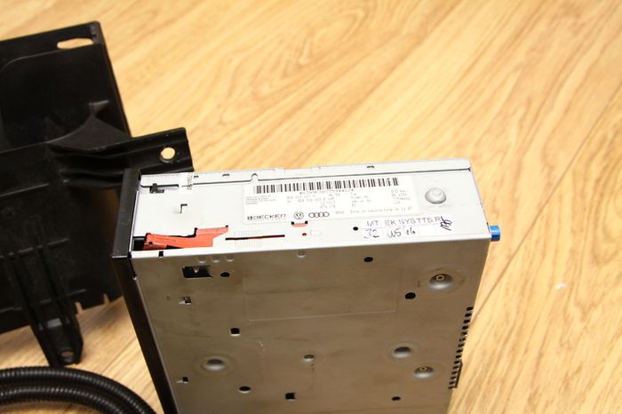 Q7 MMI 2G DVD Navigation with retainer and power cable