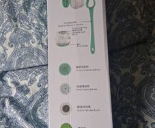 Electronic spinning body shower brush