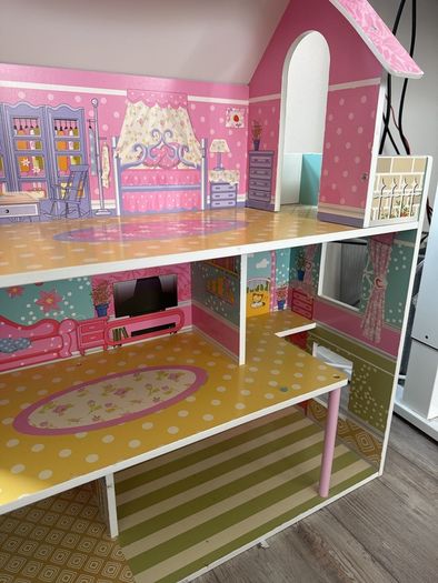 Wood doll house great condition