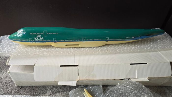 1:130 scale KLM Boeing 747-400 Travel agent model