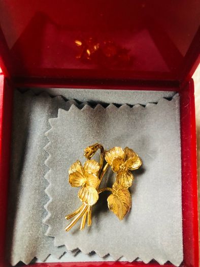 9ct gold plated brooch