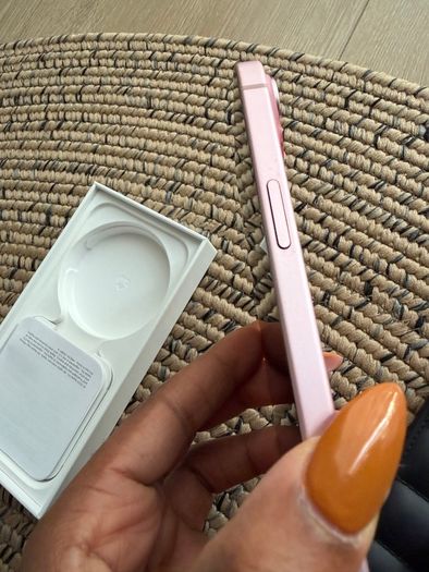 iphone 15- good as new with no scratches & with new phone accessories