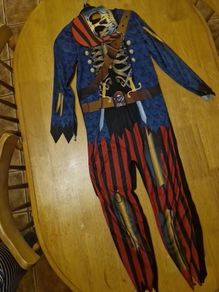 costume priate age 8-10