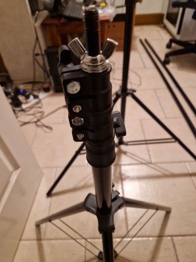 NEEWER, 2 Photography Tripods and feet and also 5ft circular Silver Light enhancer all in new condition and in lovely cases