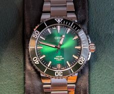 Oris Aquis Date Cal 400-2 (5 Day Power Reserve) Green 41.5mm Warranty Until 2035
