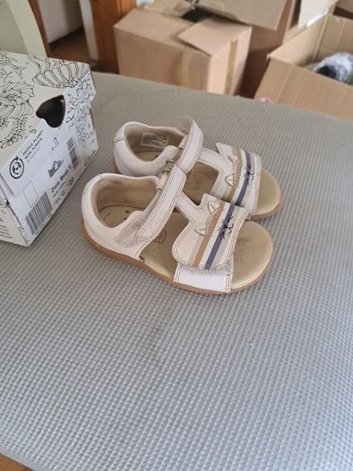 Clarks girl sandles 5.5G