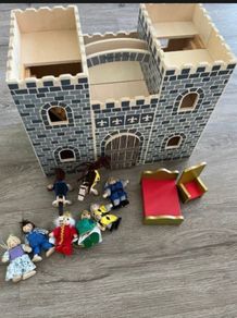 Fold & Go Melissa & Doug castle