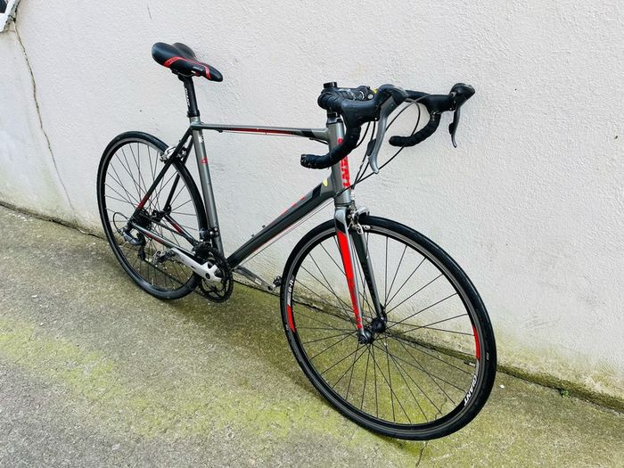 Giant defy road bike