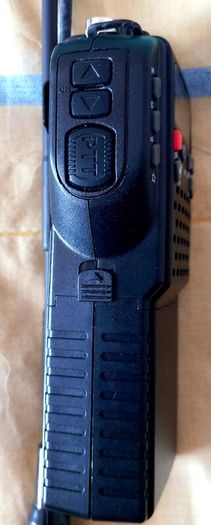AM / FM CB Radio (Frequency: 26,956-27,405 MHz)