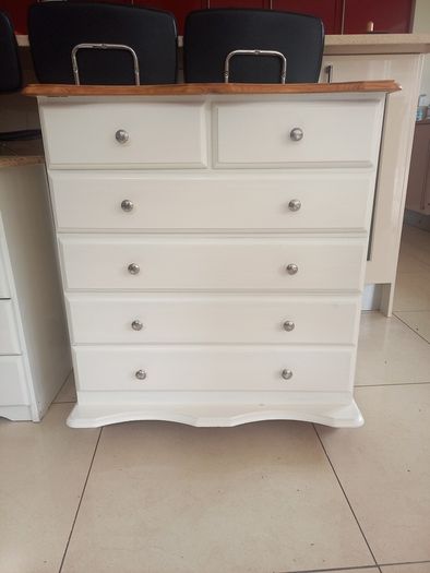 chest of drawers