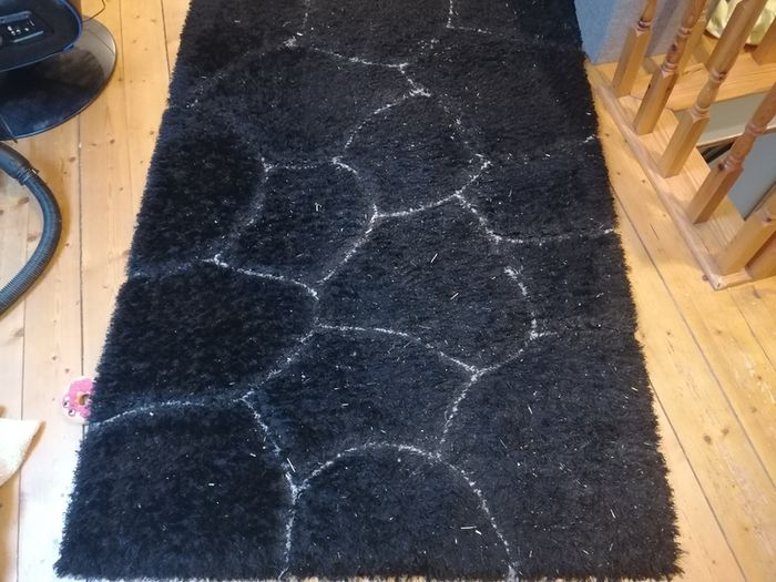 Black rug 2x1m, foot stools, picture, game chair, arm broken.