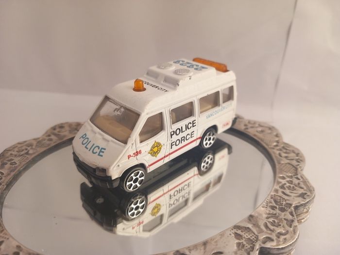 Police force van Suzuki samurai Twist and drive truck PIONEER MERCEDES-BENZ Ford Mustang Mattel Hot Wheels Lamborghini Urus Car Used    Plymouth  barracuda Nissan oz  Dodge challenger Pontiac firebird Custom ford bronco FERRARI 612 Emergency  service  veh