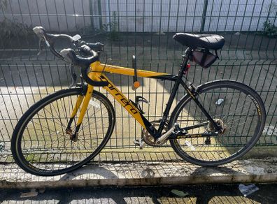 yellow road bike