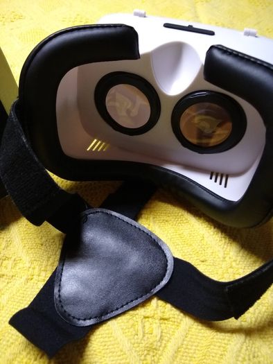 Virtual Reality Headset. Thumbs up. Immerse Plus .