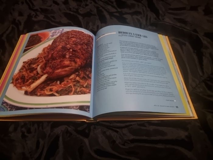 Heat: Cooking With Chillies, The Worlds Favourite Spice (Hardcover)