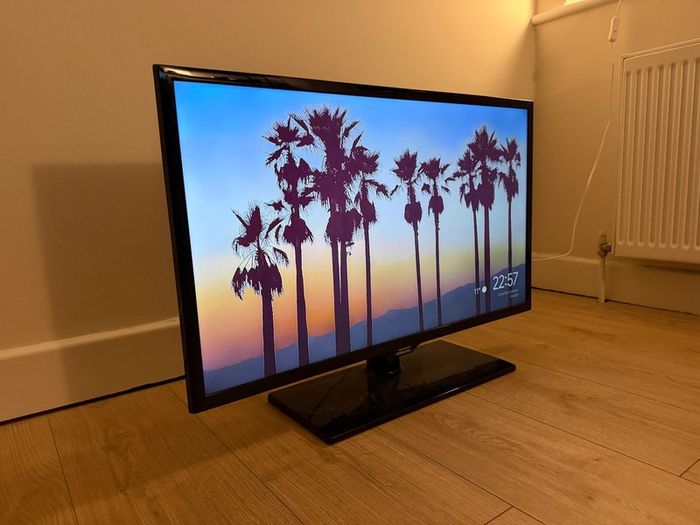 Samsung 32-Inch HD TV (Chromecast included)