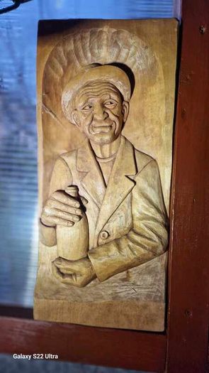 Sculptures, portraits made of wood.