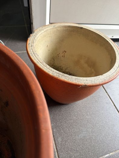 6 plant pots 3 ceramic and 3 plastic
