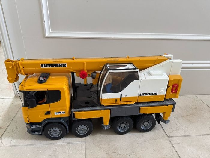 Bruder Scania Super 560R Liebherr Crane