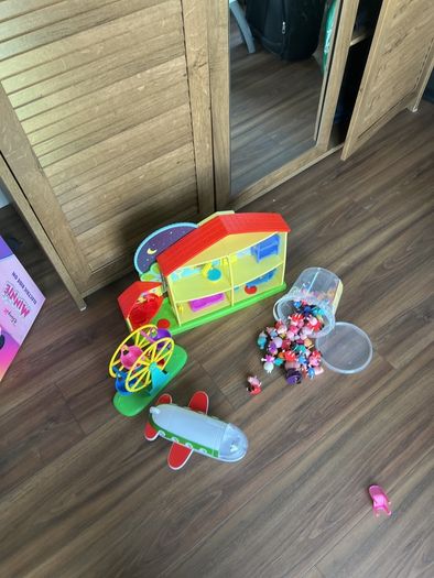 peppa house, figures, airplane, and Ferris wheel.