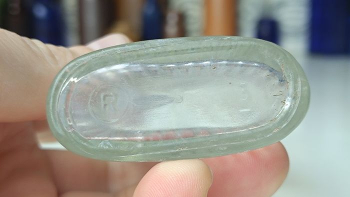 482 - Set of 5 Vintage Clear Glass Screw Top Collectible Decorative Bottles