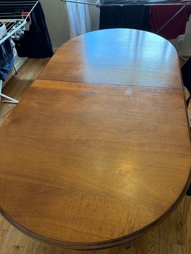 Dining room table (extendable)