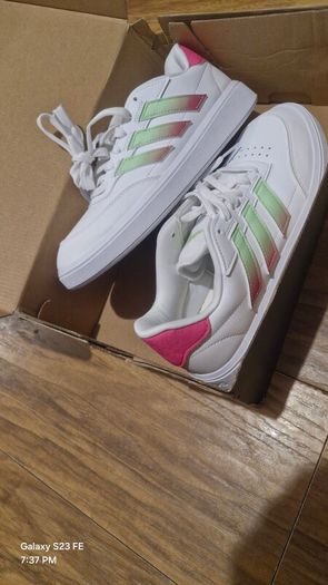 Genuine adidas Womens Courtblock runners size 6 new
