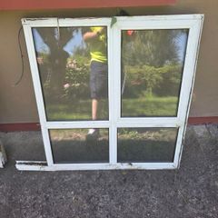 2 Doors 1 window