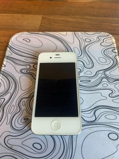 iPhone 4 - Collectors item, fully reset and functional just iCloud locked