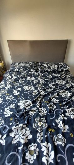 Double bedframe and headboard
