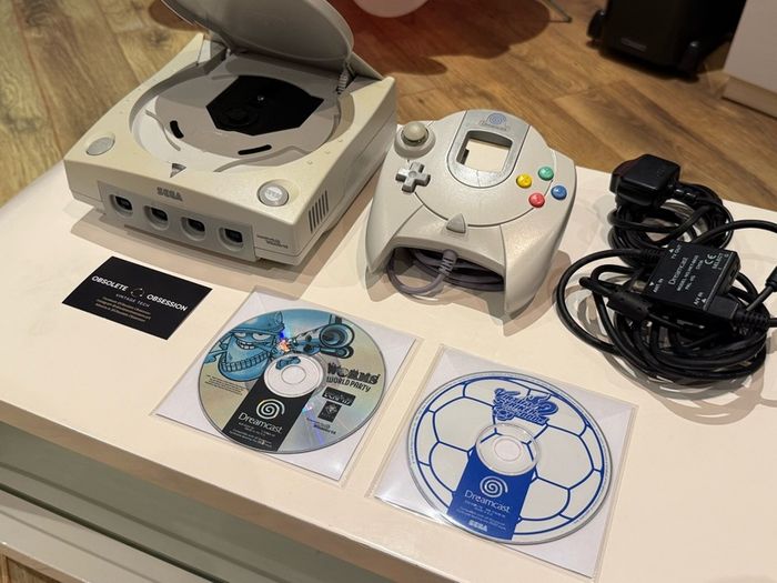 Sega Dreamcast Console Bundle with 2 Games and Controller