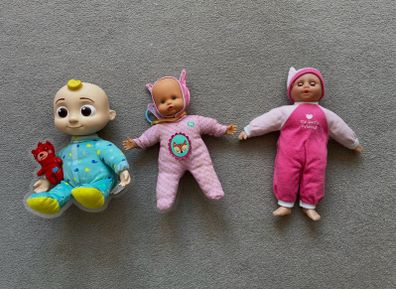 Assorted dolls