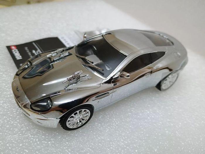 Corgi James Bond Attache Case with 8  Chrome Bond Cars