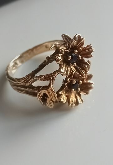 9ct gold sapphire ring size M