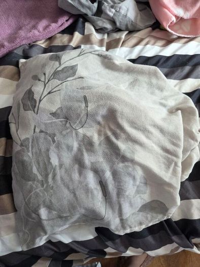 House Clearance: Double Bedding Sets, small blankets, and more