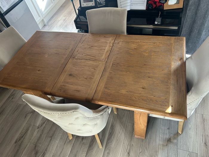 Dining table (extendable) with four velvet dining chairs