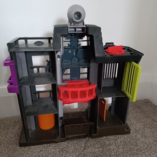 Imaginext Joker cave