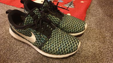 nike green black runners shoes