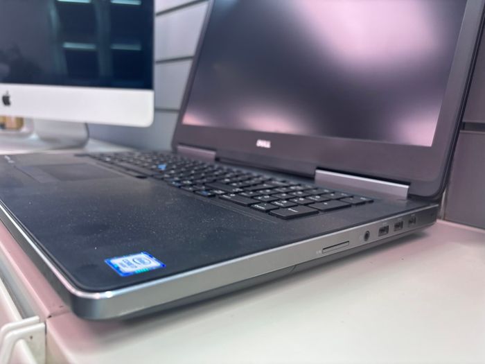 Dell Precision 7710 17" I7-6920hq 32gb Ram 512gb Ssd
