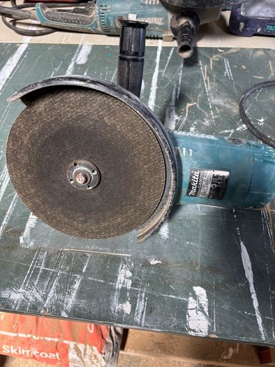 makita 9'' grinder