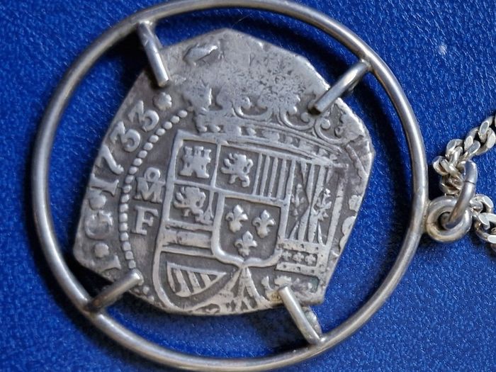 1733 Mexico Cob, Piece of 8, 8 Reales -  Philip V In silver pendent and silver chain.