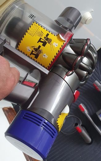 Dyson V8