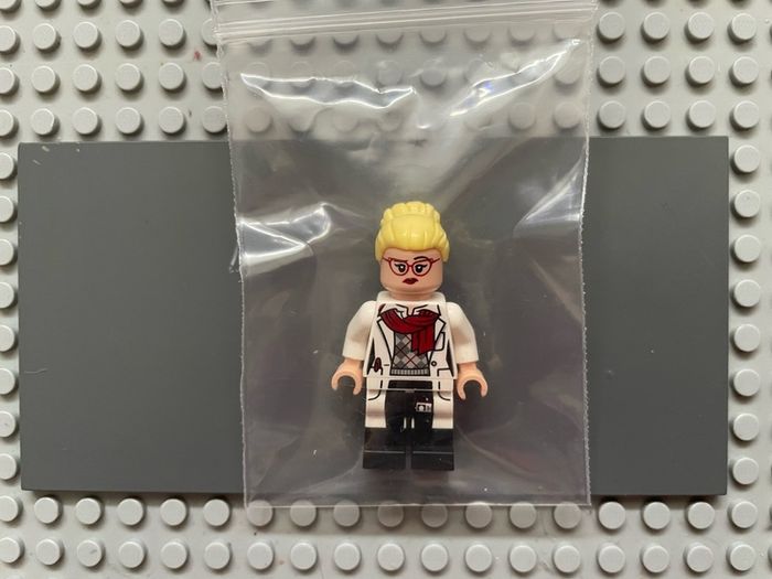 lego super heroes sh0340 Dr. Harleen Quinzel minifigure- Red Glasses