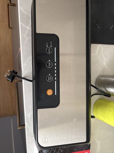 Vacuum sealer and bags