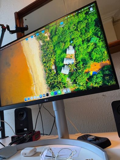 LG monitor 27" 4K IPS UHD / FreeSync / Adjustable stand