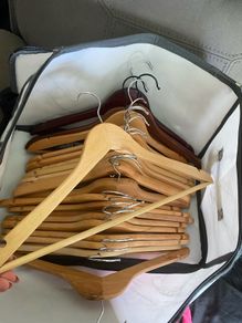 Wooden hangers (24)