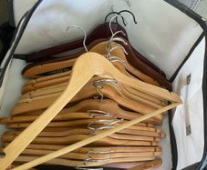 Wooden hangers (24)